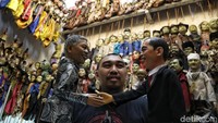 Wayang golek atau wayang custom yang dia buat seringkali mendapatkan pesanan tokoh penting seperti Nelson Mandela, Jokowi, SBY hingga Soeharto.