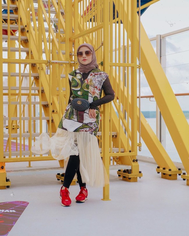 Liburan di kapal pesiar, Rachel Vennya yang pernah mendapat hadiah ulang tahun mobil Range Rover dari Niko tampil stylish bergaya #ootd dengan dress tutu keluaran brand lokal Calla The Label. Dia memadukannya dengan sneakers Balenciaga dan belt bag keluaran Gucci. Foto: Instagram @rachelvennya