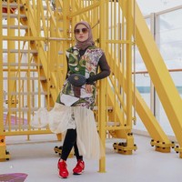 Liburan di kapal pesiar, Rachel Vennya yang pernah mendapat hadiah ulang tahun mobil Range Rover dari Niko tampil stylish bergaya #ootd dengan dress tutu keluaran brand lokal Calla The Label. Dia memadukannya dengan sneakers Balenciaga dan belt bag keluaran Gucci. Foto: Instagram @rachelvennya