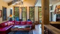 Rumah yang dibangun oleh pemiliknya, Scott Altman, ini dibuat dari kayu bekas tambang emas yang berada di wilayah tersebut. Istimewa/Dok. www.realtor.com.