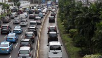 Aksi tak tertib berlalu lintas ini tentunya akan memperlambat perjalanan bus TransJakarta Koridor I. Duh, gimana kesadaran masyarakat dan pengguna jalan nih? Kapan tertibnya.