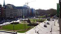 Buat traveler yang hobi shopping, kawasan Koenigsalle di Kota Dusseldorf ini tidak boleh dilewatkan. Kawasan berusia 200 tahun ini punya sederet toko barang branded dunia (Wahyu/detikcom)