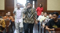 Sebelumnya, jaksa KPK menuntut pengadilan untuk menjatuhkan hukuman penjara selama 5 tahun dan denda Rp 300 juta subsider empat bulan kurungan penjara kepada Idrus.