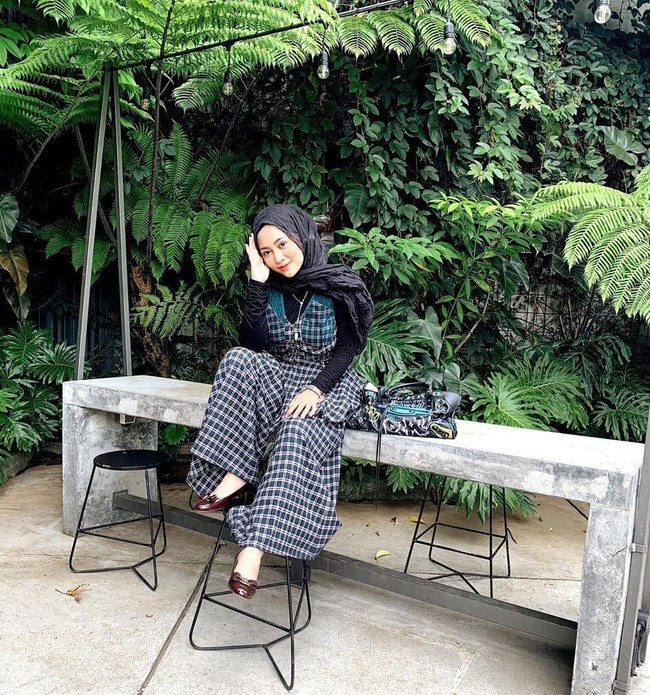 From head to toe pernampilan Rachel Vennya ini berharga puluhan juta rupiah. Wanita kelahiran 23 September 1995 itu memadukan dress dari brand lokal X.M.L., dengan sepatu Salvatore Ferragamo dan tas Balenciaga seri grafitti classic city. Tasnya saja harganya mencapai Rp 41 juta. Foto: Instagram @rachelvennya