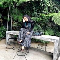 From head to toe pernampilan Rachel Vennya ini berharga puluhan juta rupiah. Wanita kelahiran 23 September 1995 itu memadukan dress dari brand lokal X.M.L., dengan sepatu Salvatore Ferragamo dan tas Balenciaga seri grafitti classic city. Tasnya saja harganya mencapai Rp 41 juta. Foto: Instagram @rachelvennya