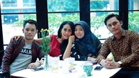 Ngumpul bersama Muzdalifah dan teman-temannya, Fadel dan Muzdalifah pilih kafe di wilayah Senayan untuk acara makan-makannya. Foto: Instagram @fadelislami.rakhmat/@muzdalifah999