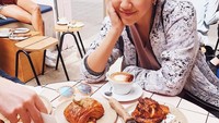 Sherina jadi salah satu penyanyi yang doyang ngopi. Saking sukanya, putri Triawan Munaf itu sempat terkena GERD. Foto: Instagram sherinasinna  