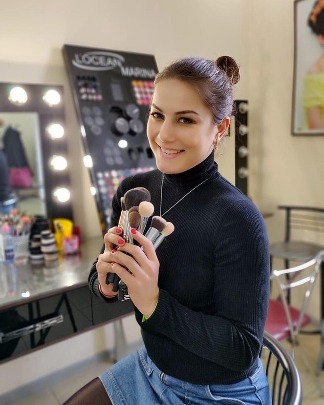 Meskipun usianya baru 24 tahun, Firuza sudah menjadi juara Dunia Asosiasi Tinju Internasional Perempuan hanya dalam pertarungan kedelapan. Ia juga merebut gelar dunia perempuan versi IBO. Foto: Instagram @sharipova_firuza