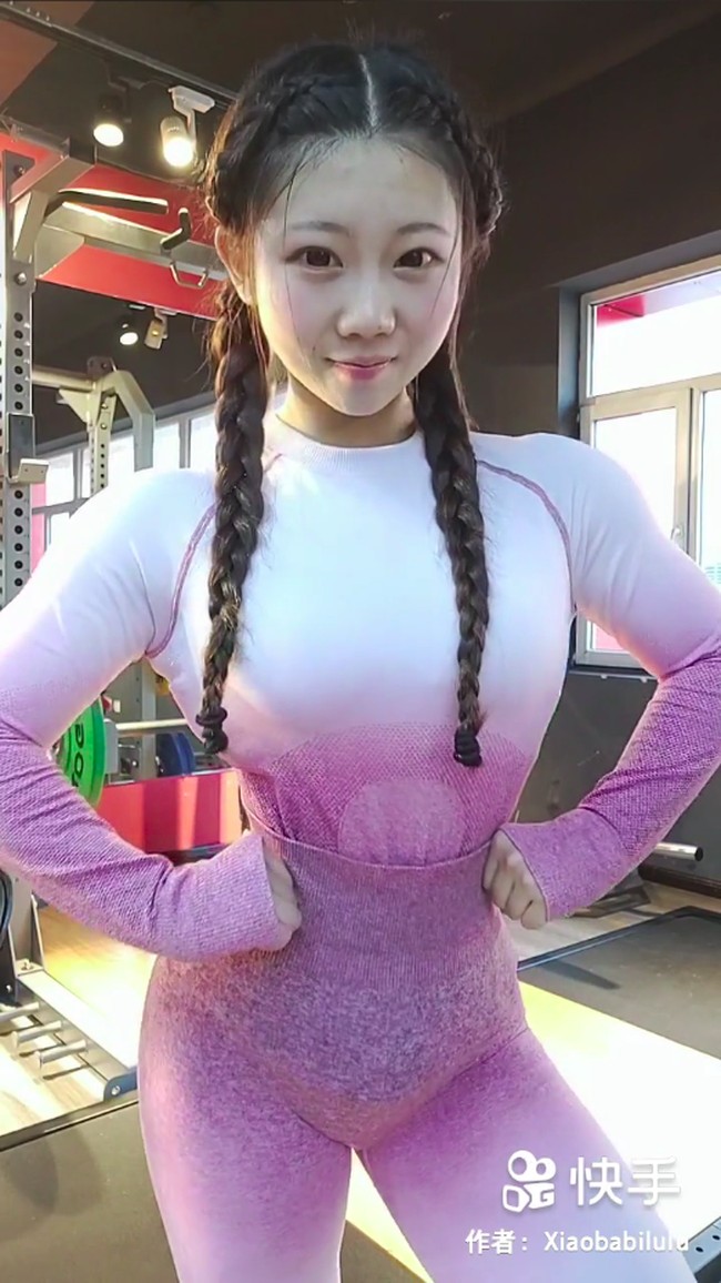 Banyak orang mengatakan mereka tidak mengertiku, mereka tidak mengerti mengapa seorang wanita muda sepertiku ingin terlihat berotot. Mereka bahkan mengatakan aku akan kesulitan mencari pasangan nantinya. Tapi aku pikir orang yang berbeda terekspos pada jejaring sosial yang berbeda, makanya kita semua punya makna kecantikan dan nilai yang berbeda, katanya dengan bijaksana. Foto: Kuaishou @Xiaobabilulu