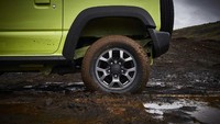 Agar bisa diajak main lumpur, Jimny dibekali dengan ALLGRIP PRO 4WD dengan transfer gear rendah. Foto: Dok. Suzuki