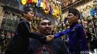 Saat ini koleksi wayang di rumahnya mencapai 3.000 buah terhitung sejak tahun 1970-2019.  Wayang-wayang itu tidak Betawi saja, tetapi ada Purwaklasik, Bogor, dan Cirebon.