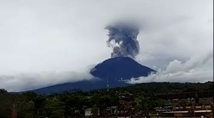 Penampakan Erupsi Gunung Agung Bali. Penampakan Erupsi Gunung Agung Bali. (Ist)