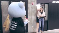 Lisa BLACKPINK terlihat kaget melihat sosok Krunk dengan kue. Dok. YouTube/Krunk YG Entertainment