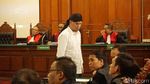Kepalan Tangan dan Salam Dua Jari Dhani di Sidang Idiot
