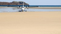 Bandara Barra di Skotlandia berada di peringkat 2. Mendarat di bandara ini akan terlihat panorama pantai berpasir putih, yang mana juga tempat landing pesawat! (iStock)