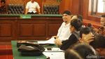 Kepalan Tangan dan Salam Dua Jari Dhani di Sidang Idiot