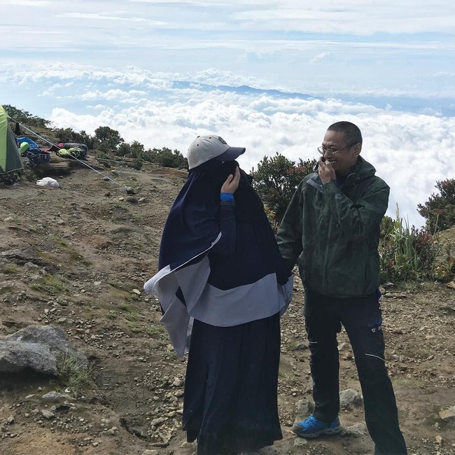 Hijabers asal Bandung ini kerap mendaki gunung bersama suaminya. Beberapa gunung telah ia daki, mulai dari Gunung Ciremai hingga Gunung Mahameru. Semua ia jalani dengan memakai hijab syari bahkan memakai cadar. Foto: Instagram/deffi_zulkarnaen