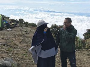 Potret Hijabers yang Suka Naik Gunung Pakai Cadar, Tak Repot Pakai Gamis