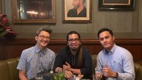 Makan siang bersama pengacara Indra Tarigan, Fadel tampil formal dengan balutan kemeja sambil ngobrol dan makan bersama. Foto: Instagram @fadelislami.rakhmat/@muzdalifah999