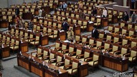 Tidak ada rincian berapa jumlah anggota Dewan yang izin dan tidak hadir tanpa keterangan. Tidak disebutkan juga rincian kehadiran anggota Dewan per fraksi.