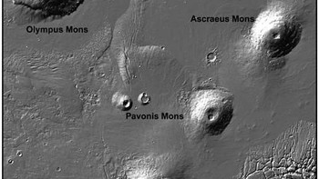 Gunung-gunung api yang berada di Tharsis berukuran 10 sampai 100 kali lebih besar dibandingkan dengan gunung api mana pun di Planet Biru ini. (Foto: NASA)