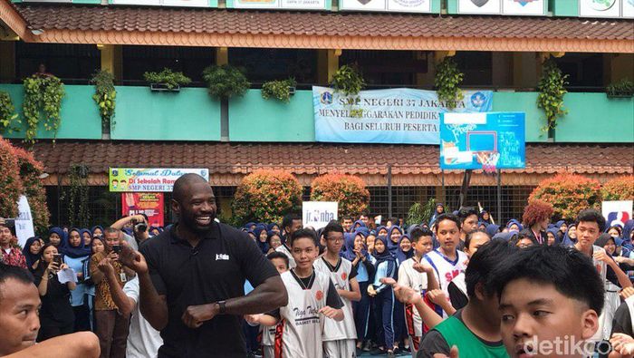 Jason Richardson menari poco-poco bareng anak SMP 37 Jakarta (Redzi Arya Pratama/detikSport) Jason Richardson menari poco-poco bareng anak SMP 37 Jakarta (Redzi Arya Pratama/detikSport)