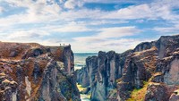 Fjadrargljufur berlokasi sekitar 200-an km dari Kota Reykjavik (iStock)