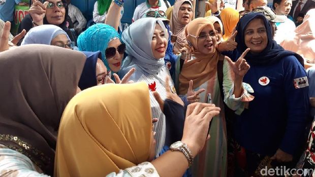 Ditemani Rustriningsih, Nur Asia Uno Resmikan Posko M16 di Boyolali