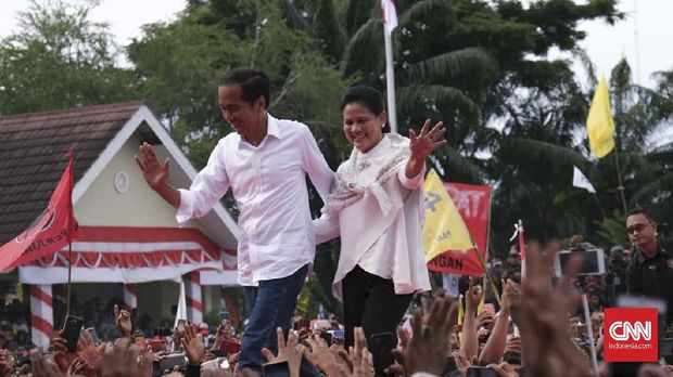 Saat berkampanye di Mamuju, Sulawesi Barat, Jokowi turut didampingi istrinya Iriana Jokowi.