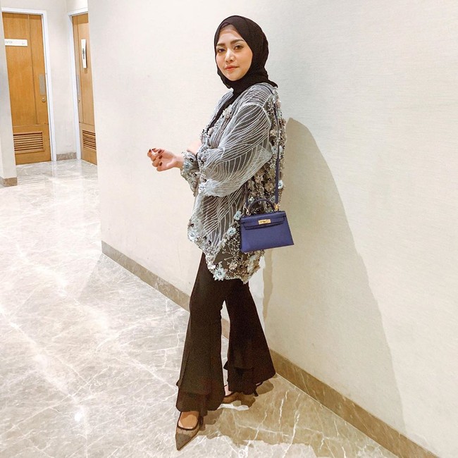 Rachel Vennya juga memiliki tas Hermes lainnya, yaitu seri Kelly. Rachel memadukan tas Hermes Kelly seharga Rp 200 jutaan itu dengan outer dari brand lokal KAIA yang harganya juta jutaan rupiah. Foto: Instagram @rachelvennya