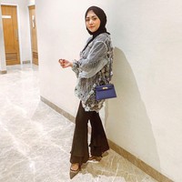 Rachel Vennya juga memiliki tas Hermes lainnya, yaitu seri Kelly. Rachel memadukan tas Hermes Kelly seharga Rp 200 jutaan itu dengan outer dari brand lokal KAIA yang harganya juta jutaan rupiah. Foto: Instagram @rachelvennya