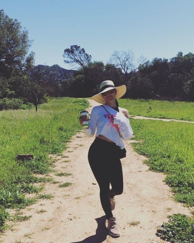 Saat momen kasual pun, mantan tunangan pegulat John Cena ini tetap bergaya seksi maksimal. (Foto: Instagram @thenikkibella)