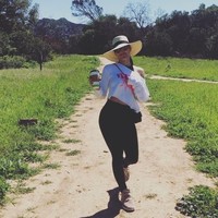 Saat momen kasual pun, mantan tunangan pegulat John Cena ini tetap bergaya seksi maksimal. (Foto: Instagram @thenikkibella)