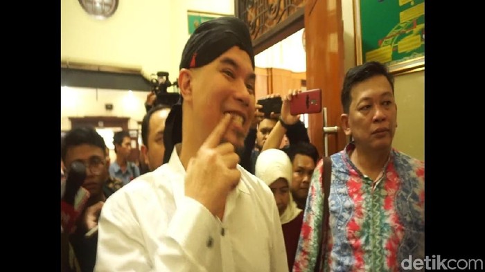 Ahmad Dhani mengaku lagi sakit gigi. Foto: Deny Prastyo Utomo Ahmad Dhani mengaku lagi sakit gigi. Foto: Deny Prastyo Utomo