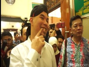 Ahmad Dhani Sidang Idiot, Datang Salam Dua Jari Pulang Sakit Gigi