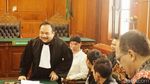 Kepalan Tangan dan Salam Dua Jari Dhani di Sidang Idiot