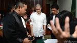 Steve Emmanuel saat Persidangan, Gugup, Asam Urat dan Koyo di Leher