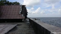 Pulau ini juga dipenuhi reruntuhan bekas benteng, penjara, dan asrama karantina haji. Bangunan-bangunan tua tersebut tidak terawat dengan lumut memenuhi setiap bagian (Muhammad Idris/detikcom) 