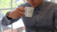 Punya gaya yang keren, ternyata Fadel merupakan penggemar berat dari minuman kopi. Foto: Instagram @fadelislami.rakhmat/@muzdalifah999