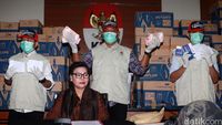 KPK memperlihatkan amplop dan kardus yang disita saat OTT