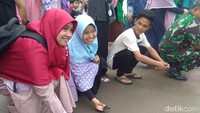 Aksi ini dilakukan mahasiswa prodi Ilmu Kelautan dan Akuakultur Fakultas Pertanian Unimal untuk menyelamatkan penyu ke Laut Bangka, Krueng Geukuh, Aceh Utara (Datok Haris Molana/detikcom)