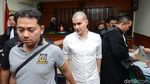 Steve Emmanuel saat Persidangan, Gugup, Asam Urat dan Koyo di Leher