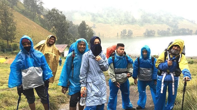 Cadar yang dipakai saat Deffi mendaki gunung untuk alasan keselamatan. Tak sedikit, netizen yang mem-bully Deffi karena cadar yang ia kenakan saat mendaki. Foto: Instagram/deffi_zulkarnaen