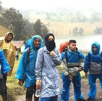 Cadar yang dipakai saat Deffi mendaki gunung untuk alasan keselamatan. Tak sedikit, netizen yang mem-bully Deffi karena cadar yang ia kenakan saat mendaki. Foto: Instagram/deffi_zulkarnaen