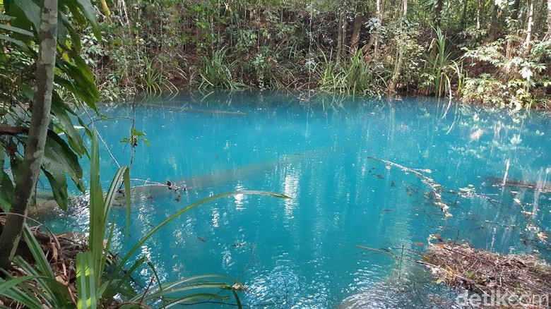 Telaga Biru Misterius Di Maluku Utara