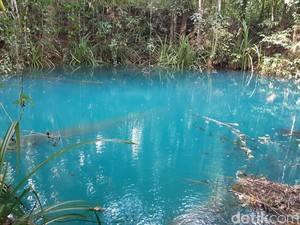 Telaga Biru Misterius di Maluku Utara