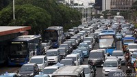 Mobil pribadi tampak cukup mendominasi jalur khusus bus TransJakarta yang seharusnya steril dan hanya digunakan untuk bus TransJ.