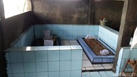 Tak ada nama maupun tahun kematian seperti yang tertulis pada nisan-nisan Kerkhoff. Tapi ada 2 makam yang dikeramatkan di sudut pulau. Ubinnya dari keramik, sementara nisannya terbungkus kain kafan putih (Muhammad Idris/detikcom)