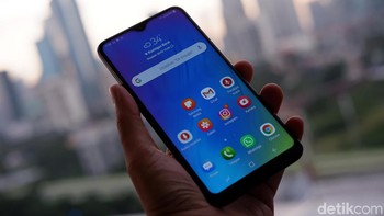 Galaxy M10 dilengkapi prosesor Octa Core Exynos 7870 dan RAM 2 GB. Layarnya Infinity-V resolusi HD 6,2 inch. Kamera belakang 13 MP dan 5 MP serta kamera depan 5 MP. Sementara baterai 3.400 mAh. Galaxy M10 dilengkapi pemindai wajah tapi tanpa sidik jari. Harganya sekitar Rp 1.699.000. Foto: Adi Fida Rahman/detikINET