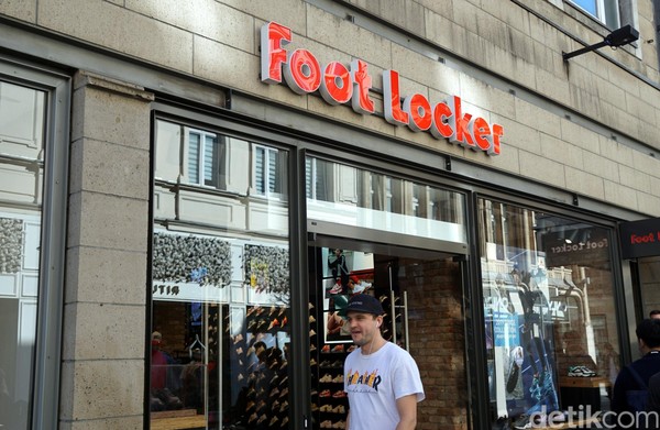 Selanjutnya ada Foot Locker. Toko sneakers ini menyediakan beberapa rilisan eksklusif yang tidak bisa didapatkan di toko sneakers lainnya. (Wahyu/detikcom) Selanjutnya ada Foot Locker. Toko sneakers ini menyediakan beberapa rilisan eksklusif yang tidak bisa didapatkan di toko sneakers lainnya. (Wahyu/detikcom)